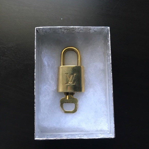 Silver Chain With Louis Vuitton Lock - Picture 10 of 11
